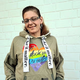 Portrait einer Frau in einem Hoodie mit dem bunten Herzen und dem Text 'Lieb doch wen du willst' von easy-sticks, stilvoll und einladend.
