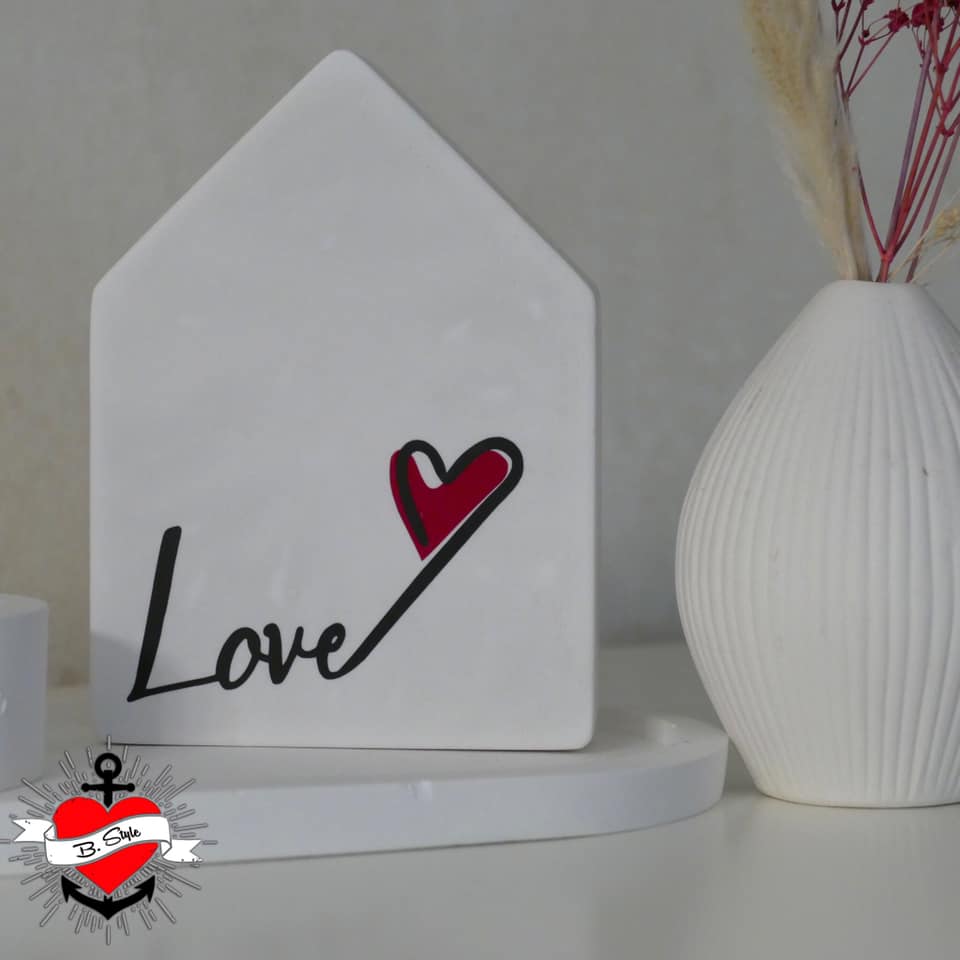Dekoratives Objekt mit der Aufschrift 'Love' aus der 'Liebe und Love' Plotterdatei von easy-sticks, perfekt für stilvolle Home-Dekoration.