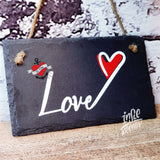 Ein stilvolles Schiefer-Schild mit dem Schriftzug 'Love' und einem roten Herz, basierend auf der Plotterdatei 'Liebe und Love' von easy-sticks. Perfekte Geschenkidee für Verliebte.