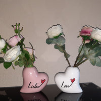 Zwei herzförmige Vasen, eine mit 'Liebe' und die andere mit 'Love' beschriftet, inspiriert von der 'Liebe und Love' Plotterdatei von easy-sticks, ideal für romantische Anlässe.