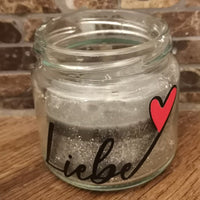 Ein wunderschöner Glasbehälter mit einer leuchtenden Kerze, dekoriert mit der Plotterdatei 'Liebe und Love' von easy-sticks. Mache dein Zuhause noch persönlicher.