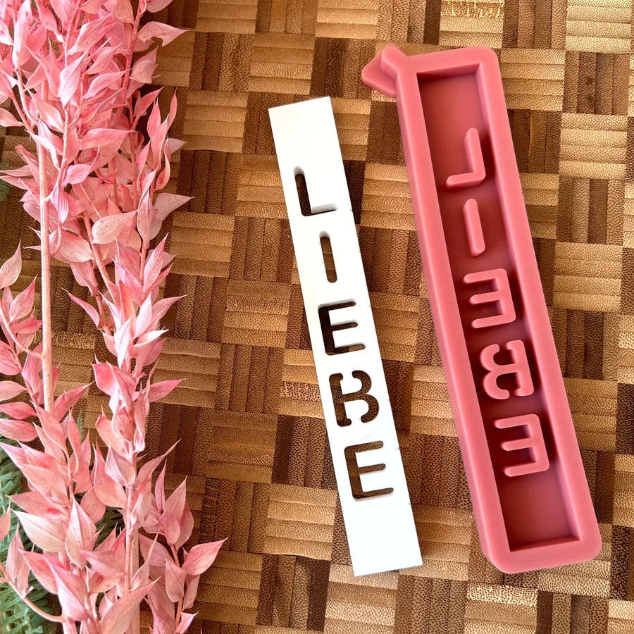 Silikonformen von easy-sticks mit dem Schriftzug 'LIEBE'. Ideal zum Gestalten von Windlichtern und einzigartigen Dekorationen für dein Zuhause. Liebe Easy-Sticks Silikonformen.