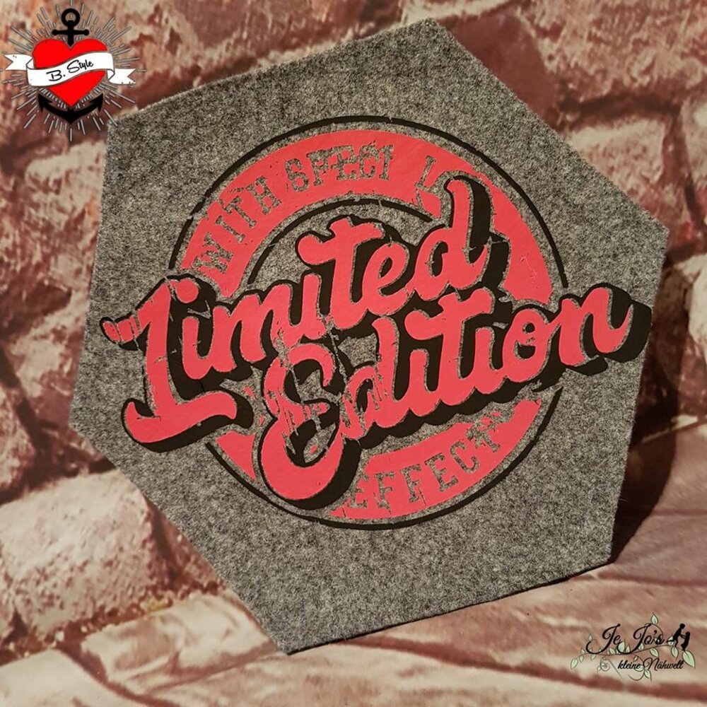 Hexagonale Laserdatei mit einem eleganten Design in Rot und Schwarz, mit dem Text 'Limited Edition' und dem Logo des Anbieters easy-sticks. Perfekt für kreative Projekte.