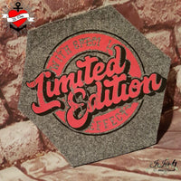 Hexagonale Laserdatei mit einem eleganten Design in Rot und Schwarz, mit dem Text 'Limited Edition' und dem Logo des Anbieters easy-sticks. Perfekt für kreative Projekte.