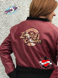 Stylische Bomberjacke mit dem Aufdruck 'Limited Edition' von easy-sticks, perfekt für kreative Fashion-Enthusiasten