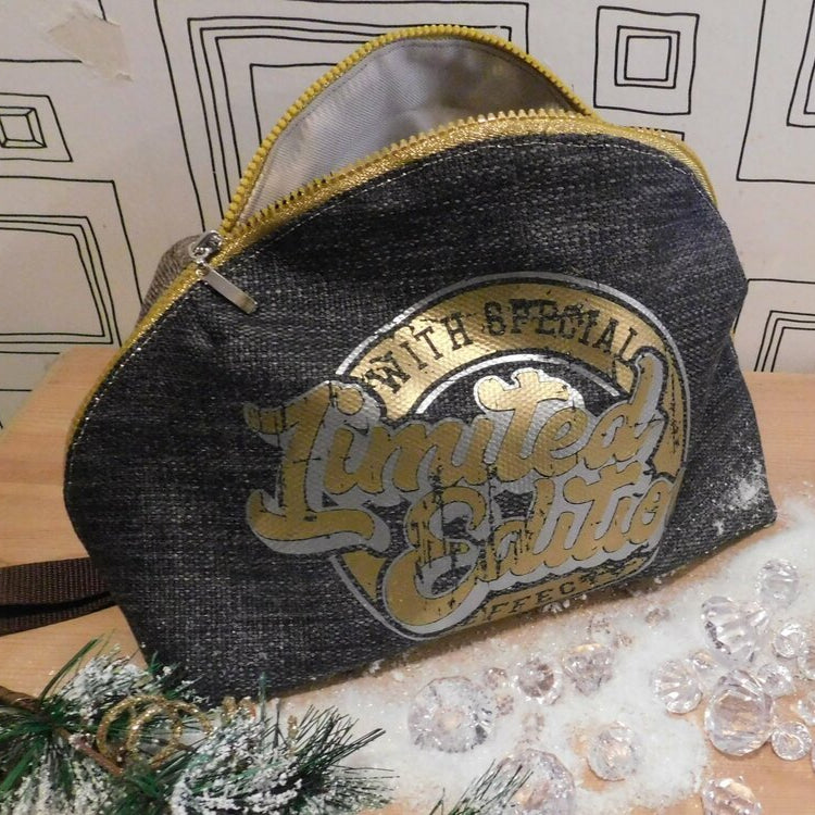Stylische Tasche mit goldfarbener Aufschrift 'Limited Edition', hergestellt von easy-sticks. Ideal für das Verstauen deiner persönlichen Gegenstände und als kreatives Accessoire.