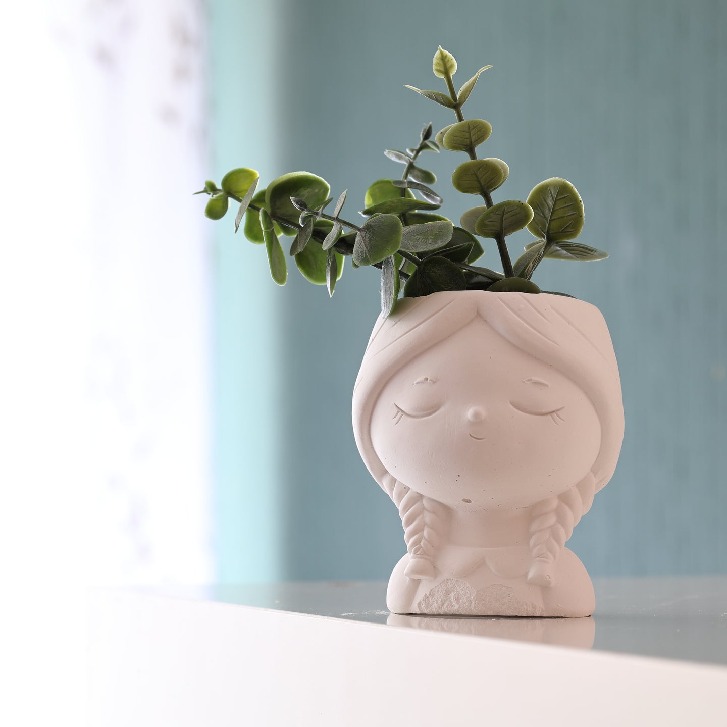 Niedlicher Mädchen-mit-Zöpfen-Blumentopf von easy-sticks, gefüllt mit frischen Pflanzen, perfekt für kreative Dekoration.