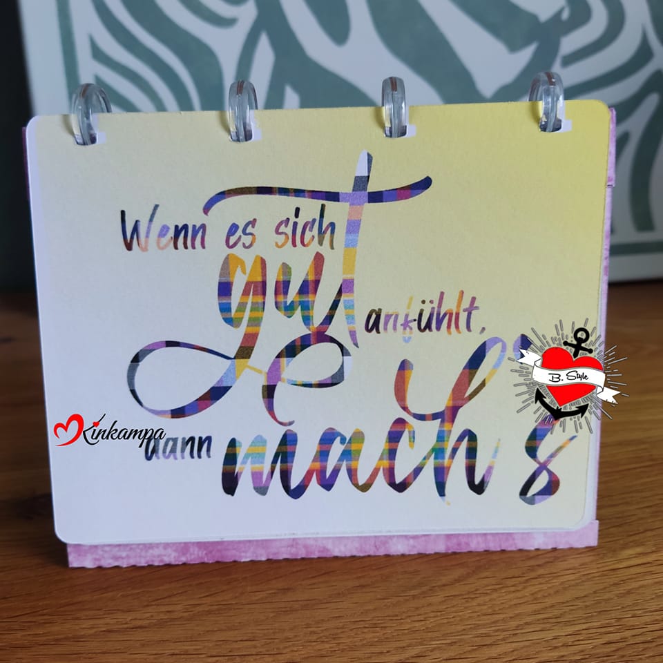 Bunte Darstellung der Schrift "Wenn es sich gut anfühlt, dann mach's" auf einem Tischkalender, ein kreatives Produkt von easy-sticks.