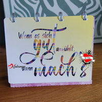 Bunte Darstellung der Schrift "Wenn es sich gut anfühlt, dann mach's" auf einem Tischkalender, ein kreatives Produkt von easy-sticks.