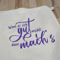 Hochwertiger Baumwollbeutel mit dem Spruch "Wenn es sich gut anfühlt, dann mach's" in lebhaftem Lila, designt von easy-sticks.