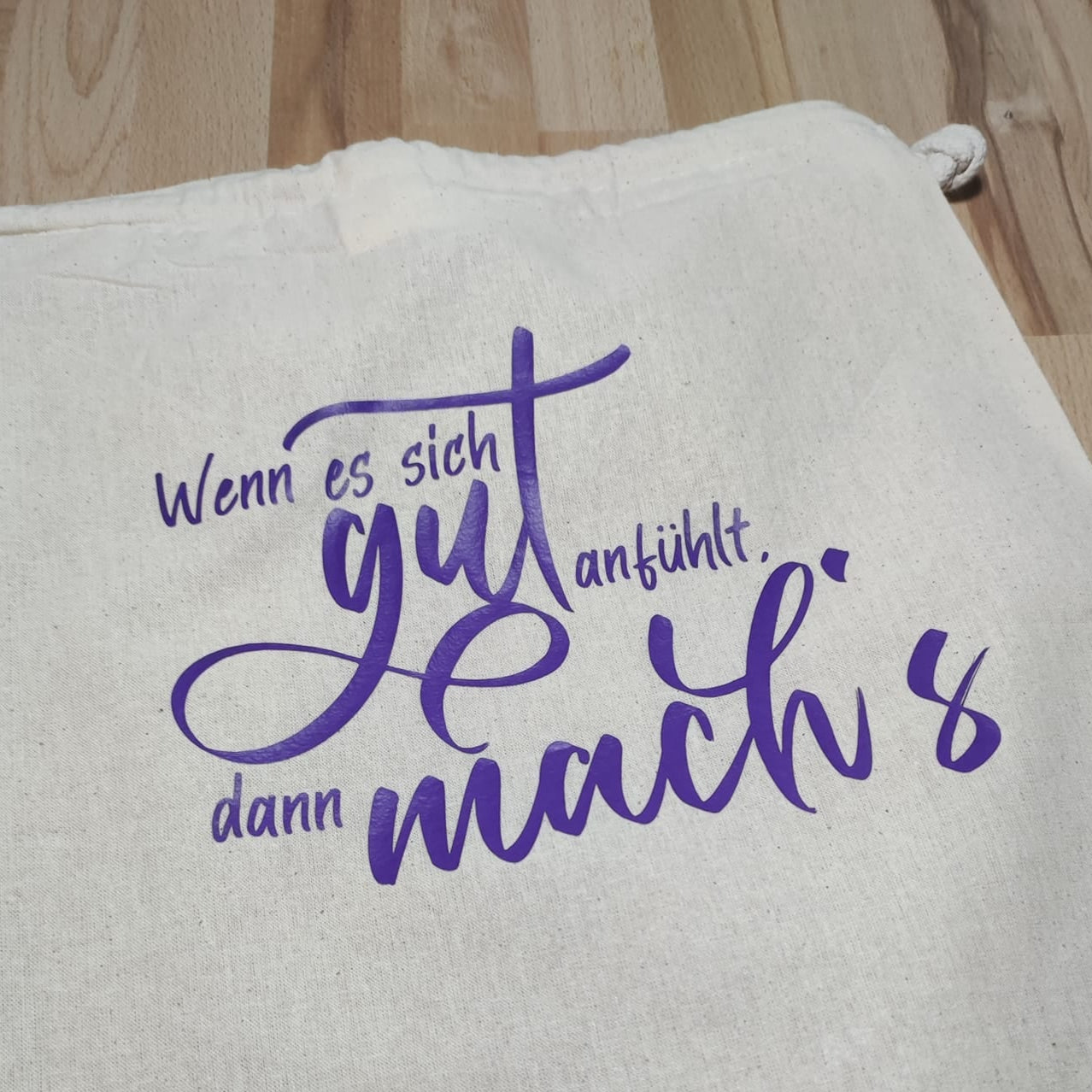 Hochwertiger Baumwollbeutel mit dem Spruch "Wenn es sich gut anfühlt, dann mach's" in lebhaftem Lila, designt von easy-sticks.