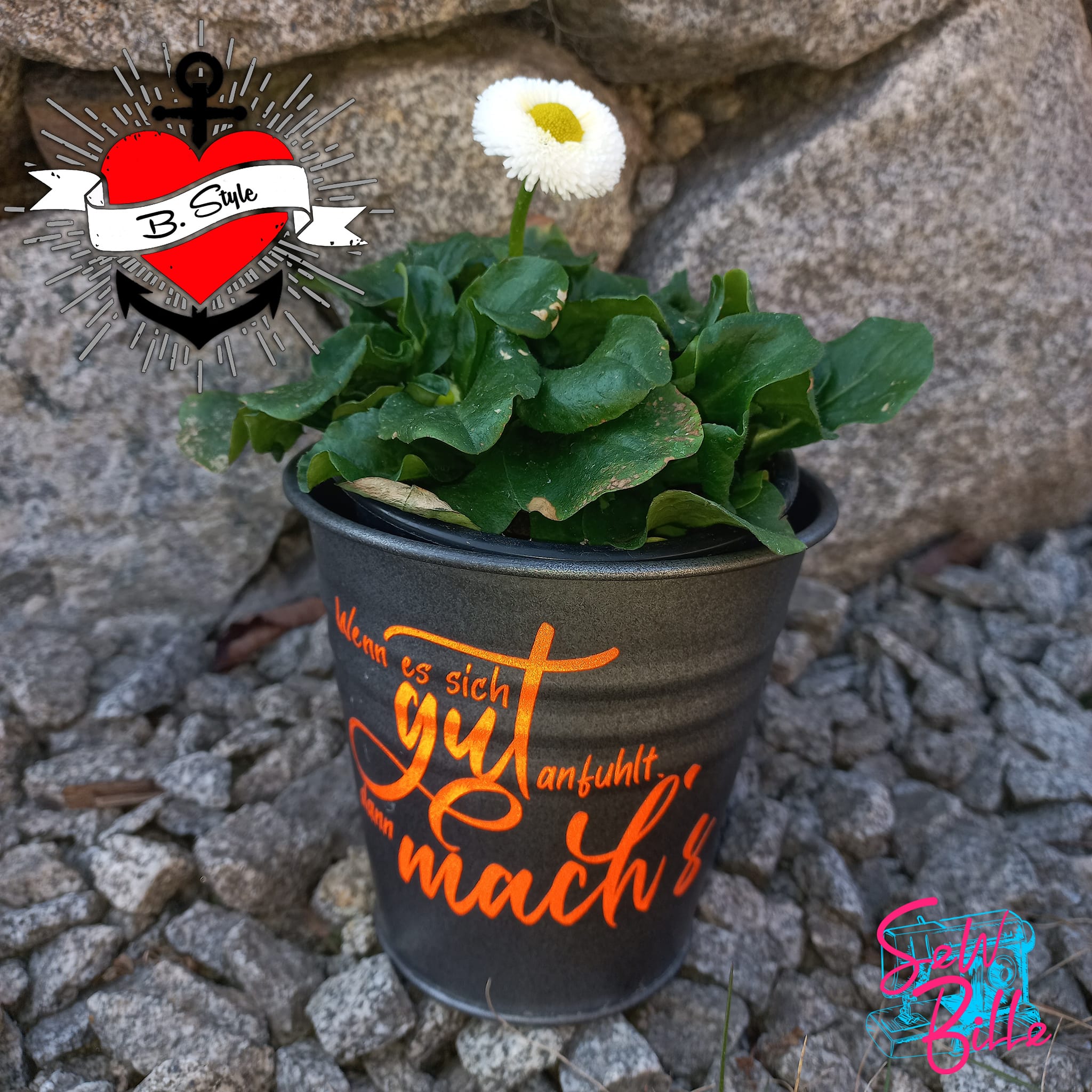 Kreativ gestalteter Blumentopf mit dem Spruch "Wenn es sich gut anfühlt, dann mach's" in leuchtendem Orange, hergestellt von easy-sticks.