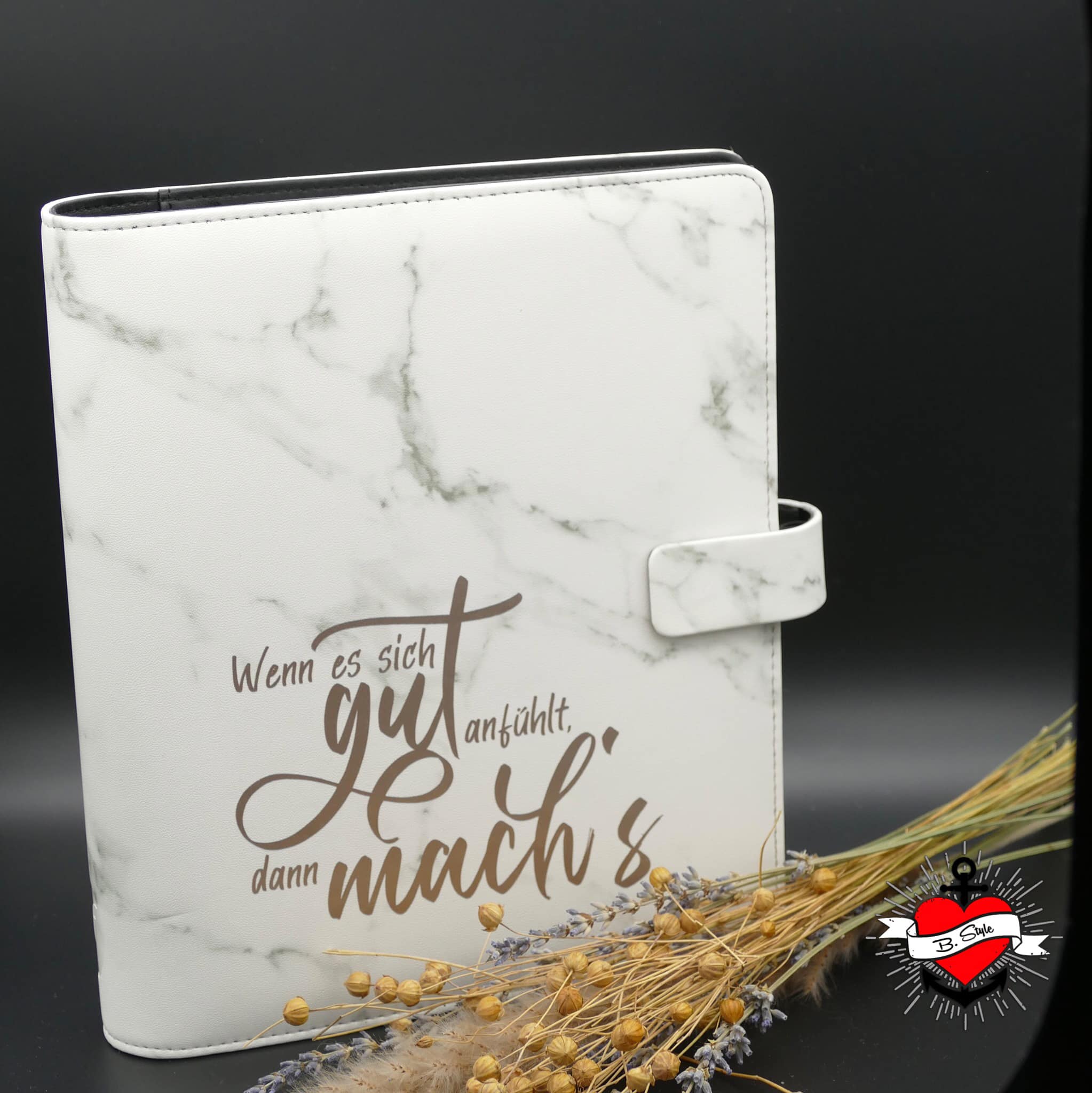 Moderne Mappe mit Marmor-Design und dem Spruch "Wenn es sich gut anfühlt, dann mach's" von easy-sticks, ideal für kreative Projekte.