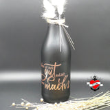 Schöne Glasflasche mit dem motivierenden Text "Wenn es sich gut anfühlt, dann mach's" in Roségold von easy-sticks, perfekt für kreative Bastelarbeiten.