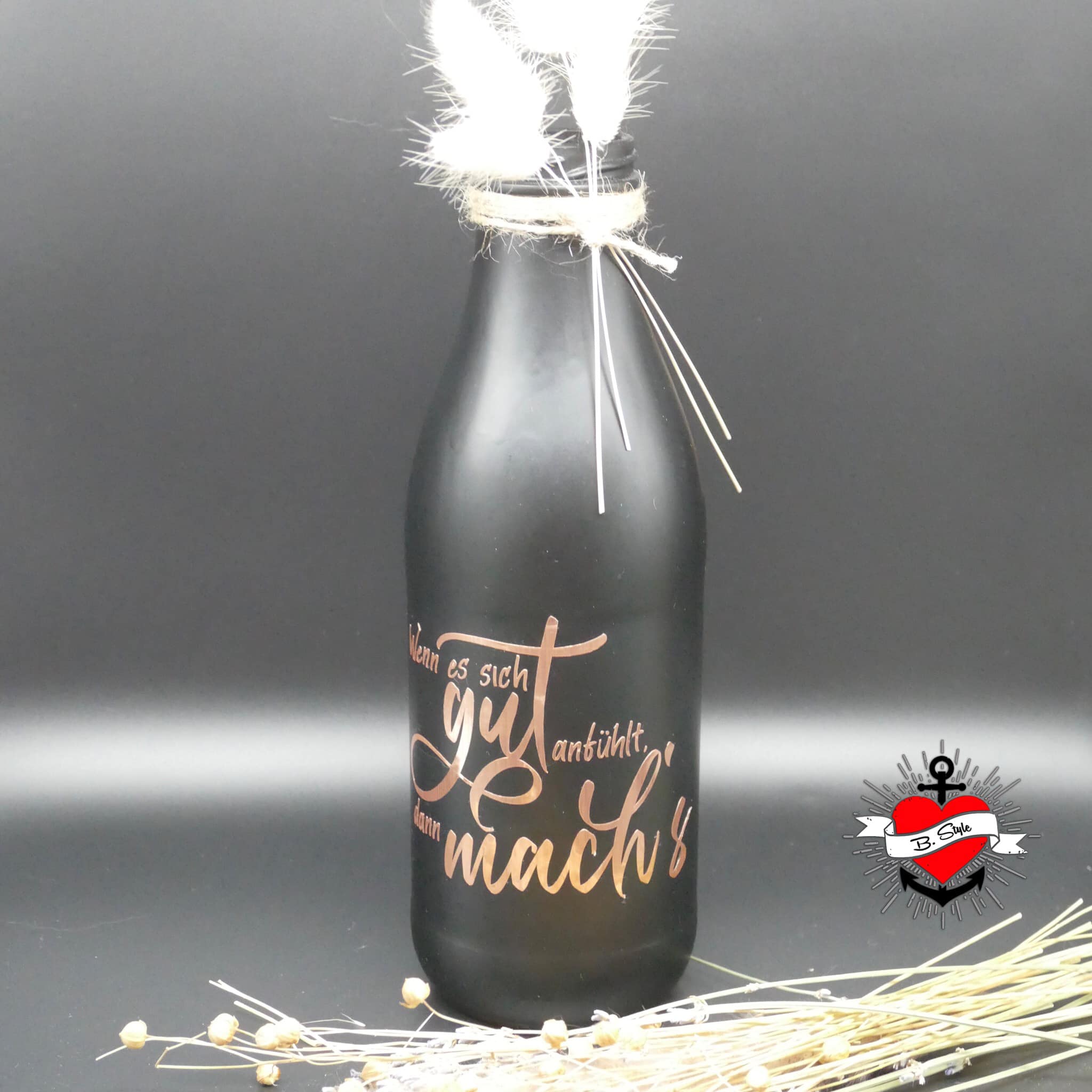 Schöne Glasflasche mit dem motivierenden Text "Wenn es sich gut anfühlt, dann mach's" in Roségold von easy-sticks, perfekt für kreative Bastelarbeiten.