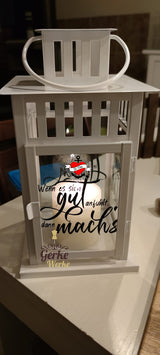 Elegante weiße Laterne mit dem Aufdruck "Wenn es sich gut anfühlt, dann mach's" von easy-sticks. Die Laterne ist perfekt für romantische Abende und kreative Bastelideen.