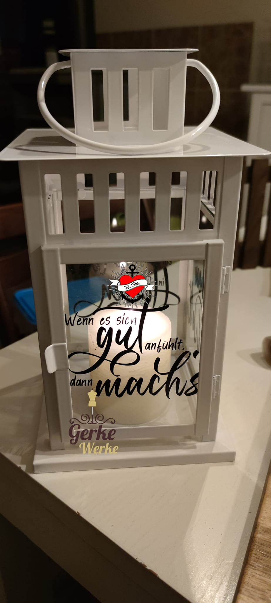 Elegante weiße Laterne mit dem Aufdruck "Wenn es sich gut anfühlt, dann mach's" von easy-sticks. Die Laterne ist perfekt für romantische Abende und kreative Bastelideen.