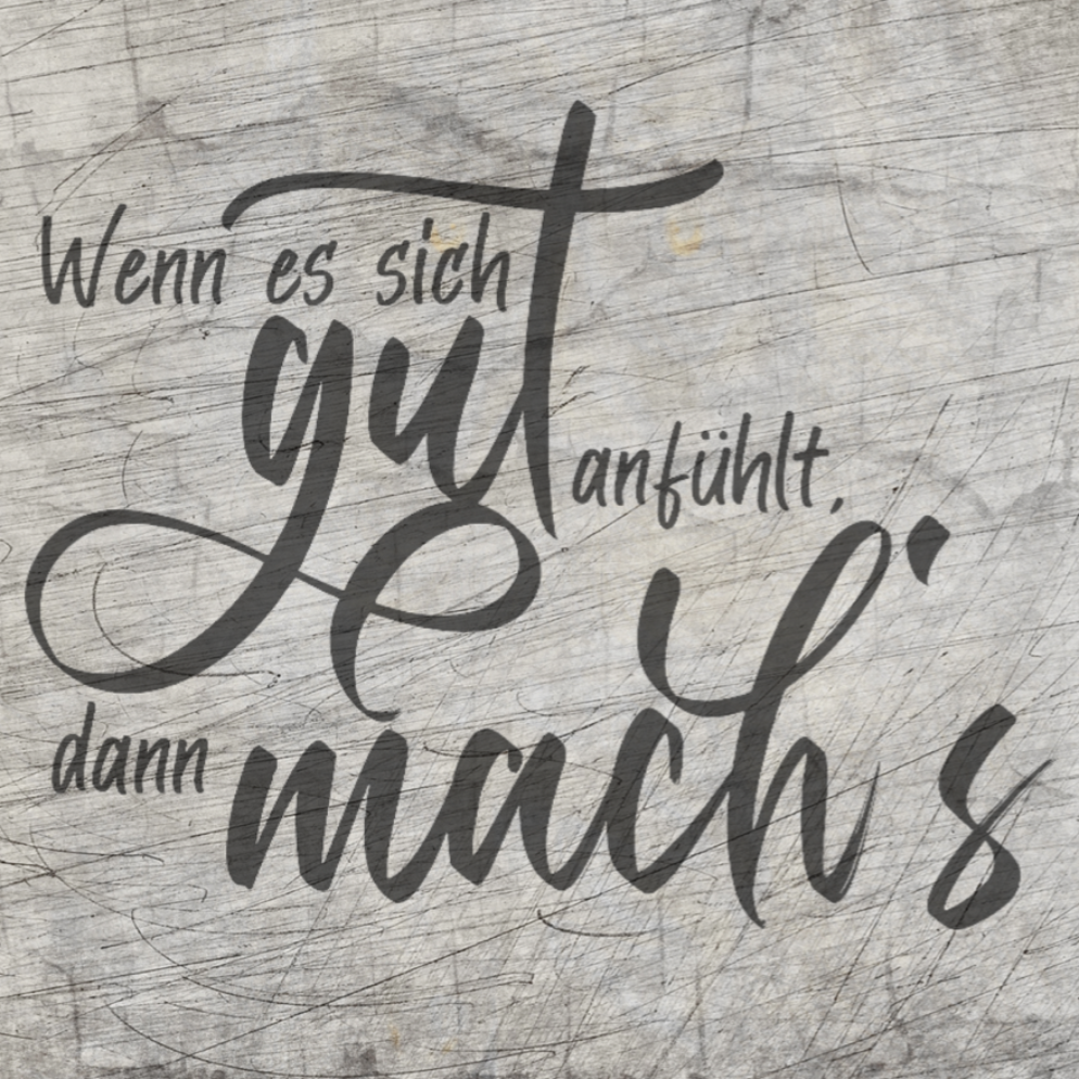 Handgezeichnete Schriftart "Wenn es sich gut anfühlt, dann mach's" auf rustikalem Hintergrund, ideal für kreative Projekte mit easy-sticks.