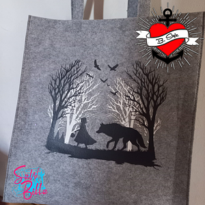 Stylische Filztasche mit einer kunstvollen Darstellung von Rotkäppchen und dem bösen Wolf, umgeben von einem dunklen Wald. Entworfen von easy-sticks. Titel: Märchen Rotkäppchen und der böse Wolf Plotter Datei.