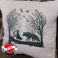 Kissen mit dem Design "Märchen Rotkäppchen und der böse Wolf" von easy-sticks, zeigt Rotkäppchen, den Wolf und Bäume in stilvollem Schwarz auf einem weißen Hintergrund.