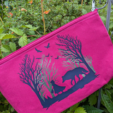 Lebendige Handtasche in Pink mit der Silhouette von Rotkäppchen und dem bösen Wolf zwischen kahlen Bäumen, entworfen von easy-sticks. Titel: Märchen Rotkäppchen und der böse Wolf Plotter Datei.