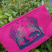 Lebendige Handtasche in Pink mit der Silhouette von Rotkäppchen und dem bösen Wolf zwischen kahlen Bäumen, entworfen von easy-sticks. Titel: Märchen Rotkäppchen und der böse Wolf Plotter Datei.