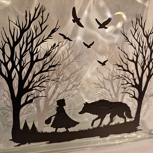 Dekorative Acrylscheibe mit dem Design "Märchen Rotkäppchen und der böse Wolf" von easy-sticks, zeigt eine filigrane Silhouette von einer kleinen Figur und dem Wolf, umgeben von Bäumen.