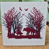 Glitzerndes Kunstwerk mit dem Thema "Märchen Rotkäppchen und der böse Wolf" von easy-sticks, zeigt eine faszinierende Silhouette von Rotkäppchen und dem Wolf zwischen Bäumen in funkelndem Rot.