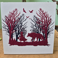 Glitzerndes Kunstwerk mit dem Thema "Märchen Rotkäppchen und der böse Wolf" von easy-sticks, zeigt eine faszinierende Silhouette von Rotkäppchen und dem Wolf zwischen Bäumen in funkelndem Rot.