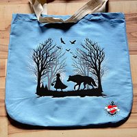 Einkaufstasche mit dem Motiv "Märchen Rotkäppchen und der böse Wolf" von easy-sticks, zeigt Rotkäppchen und den Wolf in einer stilisierten Baumlandschaft auf einem blauen Hintergrund.