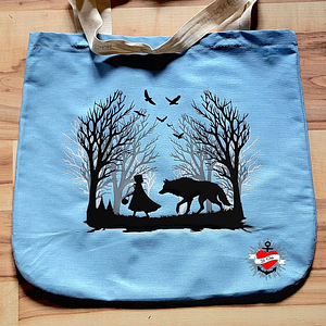 Einkaufstasche mit dem Motiv "Märchen Rotkäppchen und der böse Wolf" von easy-sticks, zeigt Rotkäppchen und den Wolf in einer stilisierten Baumlandschaft auf einem blauen Hintergrund.
