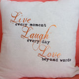 live-laugh-love Plotterdatei auf einem Kissen geplottet als Beispielbild für die Anwendung