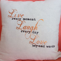 live-laugh-love Plotterdatei auf einem Kissen geplottet als Beispielbild für die Anwendung