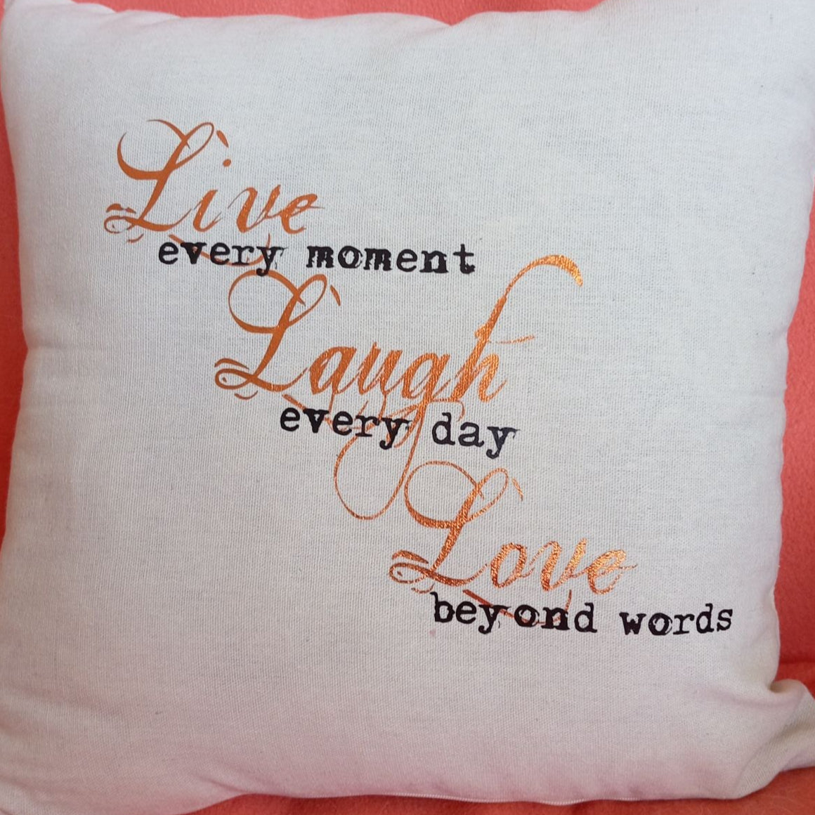 live-laugh-love Plotterdatei auf einem Kissen geplottet als Beispielbild für die Anwendung