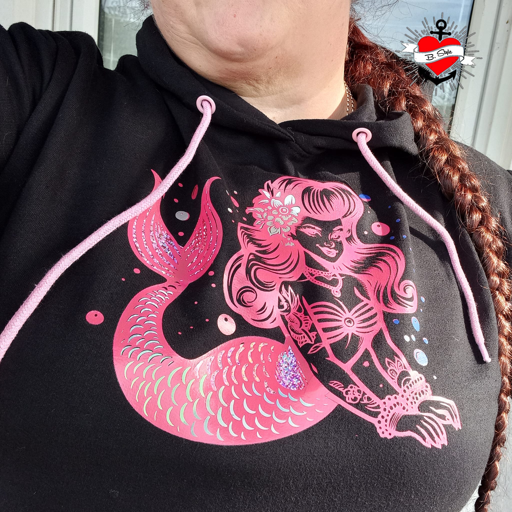 Schwarzer Hoodie mit einem auffälligen Meerjungfrauen-Design, bietet Komfort und Stil dank der Meerjungfrau Plotterdatei von easy-sticks.