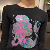 Schwarzes Langarmshirt mit glitzerndem Meerjungfrau-Design, perfekt für Mode-Liebhaber und DIY-Projekte mit der Meerjungfrau Plotterdatei von easy-sticks.