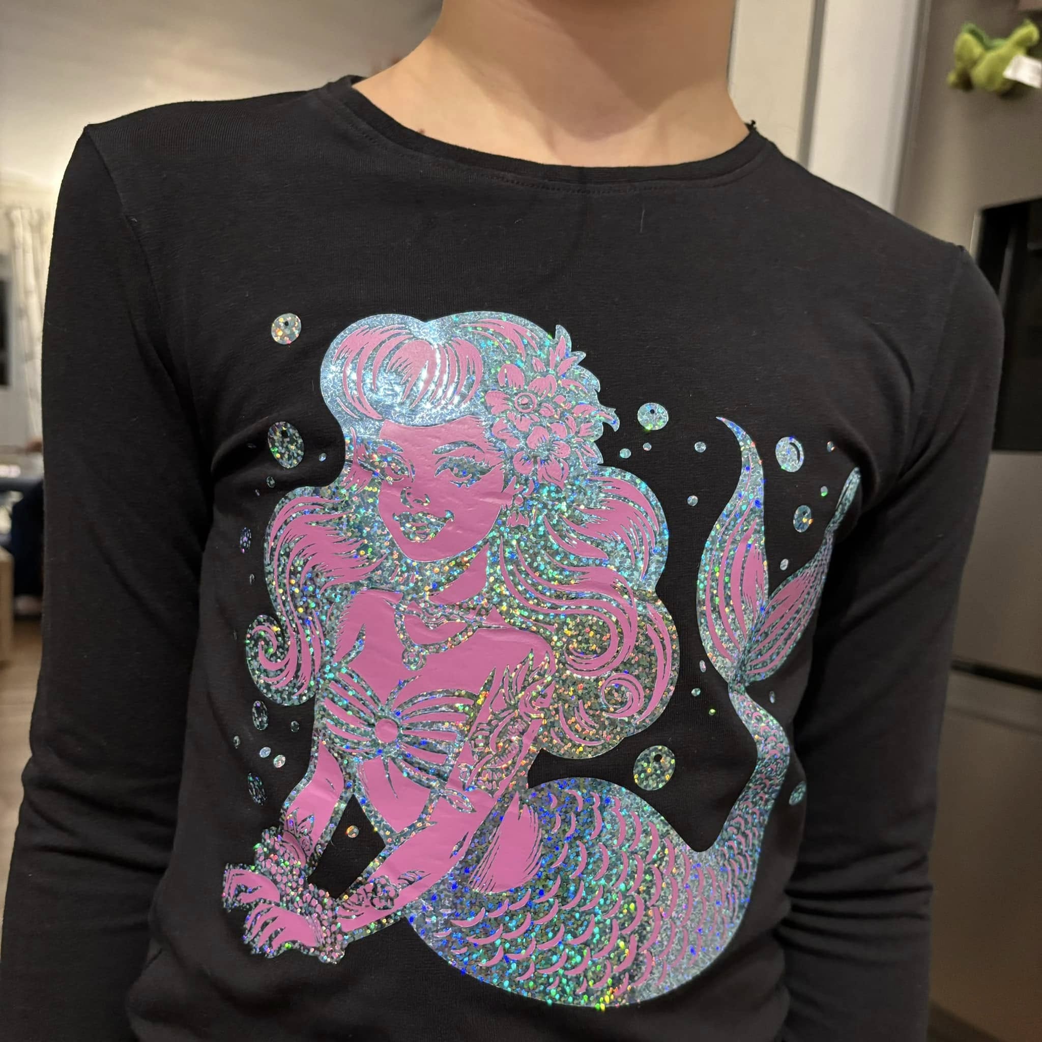 Schwarzes Langarmshirt mit glitzerndem Meerjungfrau-Design, perfekt für Mode-Liebhaber und DIY-Projekte mit der Meerjungfrau Plotterdatei von easy-sticks.