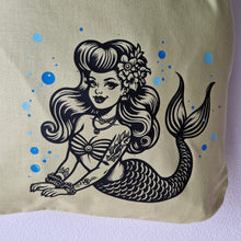 Lade das Bild in den Galerie-Viewer, Meerjungfrau Plotterdatei zum Downloaden Meer Idee Meerwelt brotdose Mädchen Plotteridee T-Shirt Geschenkidee für mädchen Handtuch
