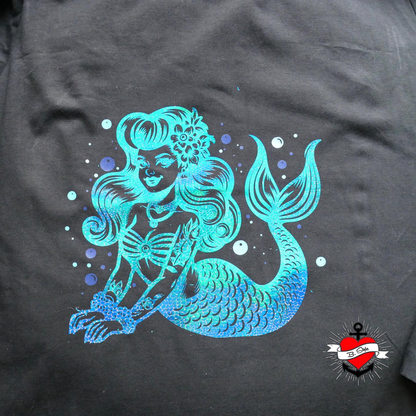 Schöne Meerjungfrau Plotterdatei von easy-sticks auf schwarzem T-Shirt, perfekt für kreative DIY Projekte.