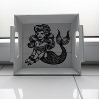 Stilvolle Meerjungfrau Plotterdatei von easy-sticks, präsentiert auf einem weißen Tablett, ideal für kreative Gestaltung.