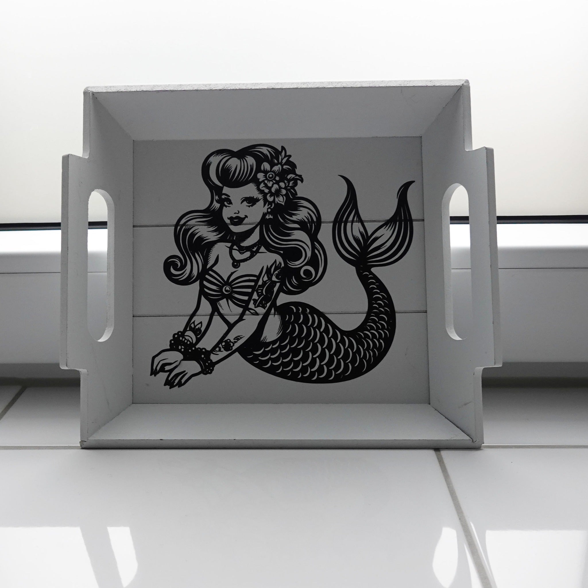 Stilvolle Meerjungfrau Plotterdatei von easy-sticks, präsentiert auf einem weißen Tablett, ideal für kreative Gestaltung.