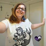 Person trägt ein T-Shirt mit dem Design der Meerjungfrau Plotterdatei von easy-sticks, ideal für stilvolle DIY Mode.
