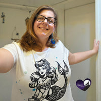 Person trägt ein T-Shirt mit dem Design der Meerjungfrau Plotterdatei von easy-sticks, ideal für stilvolle DIY Mode.