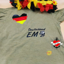 Lade das Bild in den Galerie-Viewer, Fußball Meisterschaften Plotterdatei zum Download Deutschlad EM Fussballfeld Herz DE Flagge Deutschland
