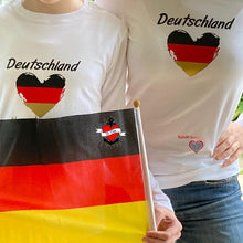 Lade das Bild in den Galerie-Viewer, Fußball Meisterschaften Plotterdatei zum Download Deutschlad EM Fussballfeld Herz DE Flagge Deutschland Flaschen verschönern Fussball Deko Dekoration Europameister Weltmeister Fussball Plotteridee
