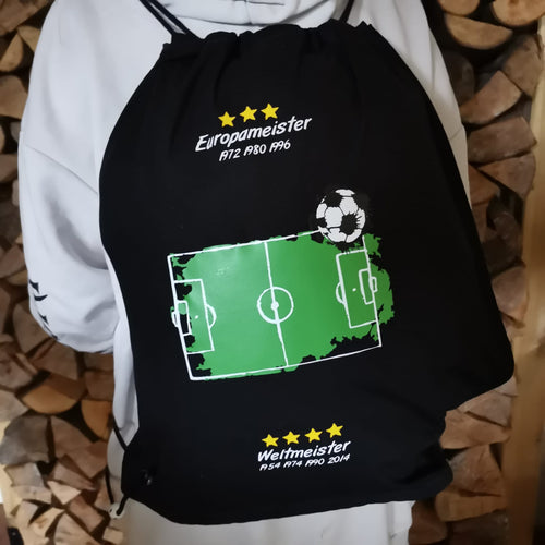 Fußball Meisterschaften Plotterdatei zum Download Deutschlad EM Fussballfeld Herz DE Flagge Deutschland Flaschen verschönern Fussball Deko Dekoration Europameister Weltmeister Fussball Plotteridee Turnbeutel Geschenk Junge