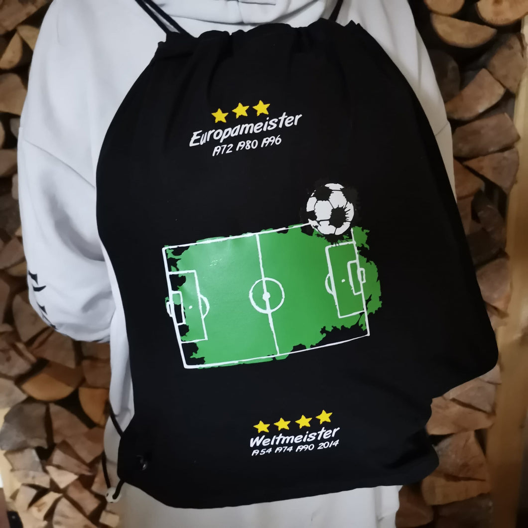 Fußball Meisterschaften Plotterdatei zum Download Deutschlad EM Fussballfeld Herz DE Flagge Deutschland Flaschen verschönern Fussball Deko Dekoration Europameister Weltmeister Fussball Plotteridee Turnbeutel Geschenk Junge