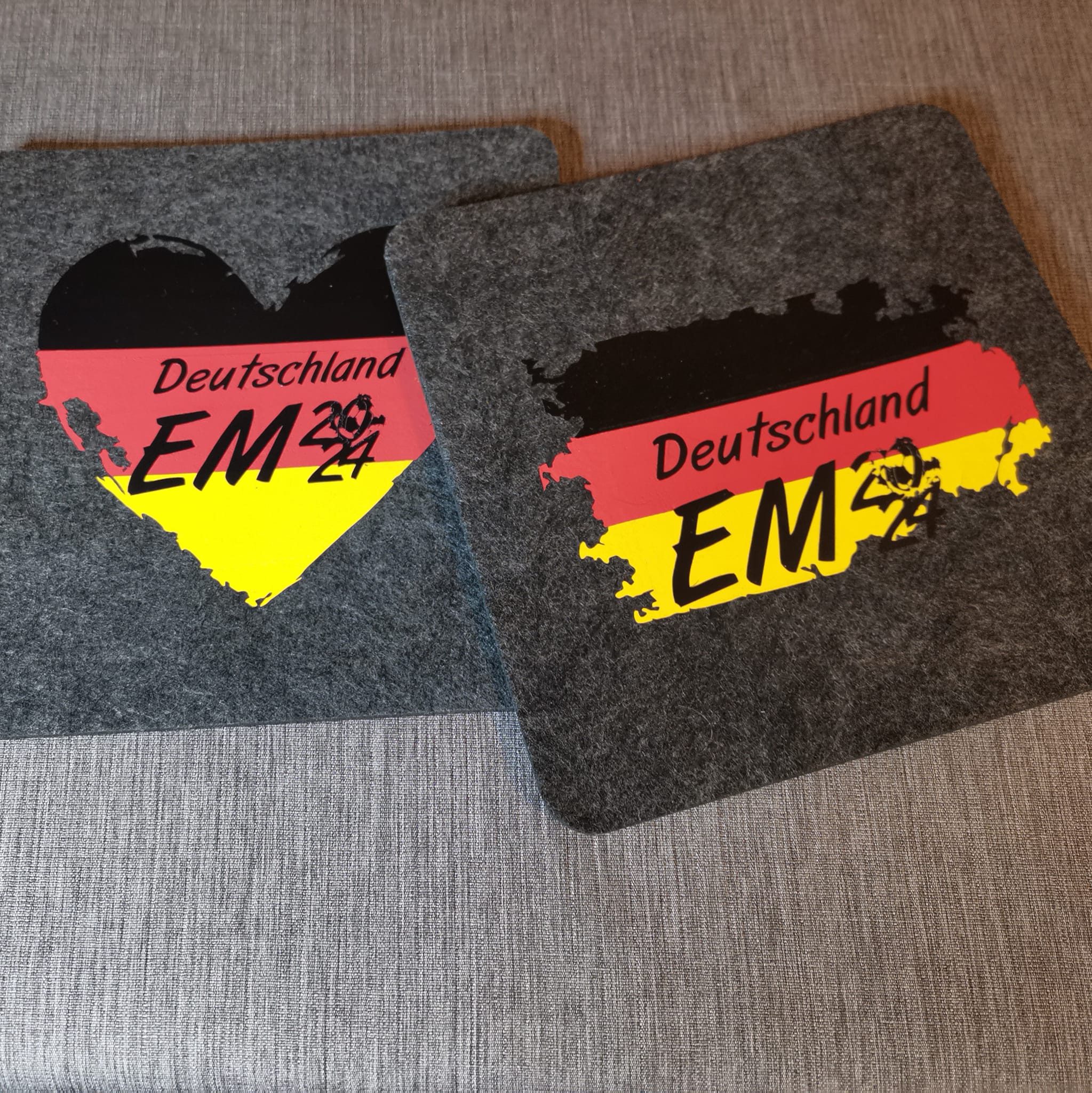 Fußball Meisterschaften Plotterdatei zum Download Deutschlad EM Fussballfeld Herz DE Flagge Deutschland Flaschen verschönern Fussball Deko Dekoration Europameister Weltmeister Fussball Plotteridee Untersetzer