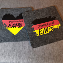 Lade das Bild in den Galerie-Viewer, Fußball Meisterschaften Plotterdatei zum Download Deutschlad EM Fussballfeld Herz DE Flagge Deutschland Flaschen verschönern Fussball Deko Dekoration Europameister Weltmeister Fussball Plotteridee Untersetzer
