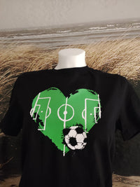 Fußball Meisterschaften Plotterdatei zum Download Deutschlad EM Fussballfeld Herz DE Flagge Deutschland Flaschen verschönern Fussball Deko Dekoration Europameister Weltmeister Fussball Plotteridee Fussballliebe
